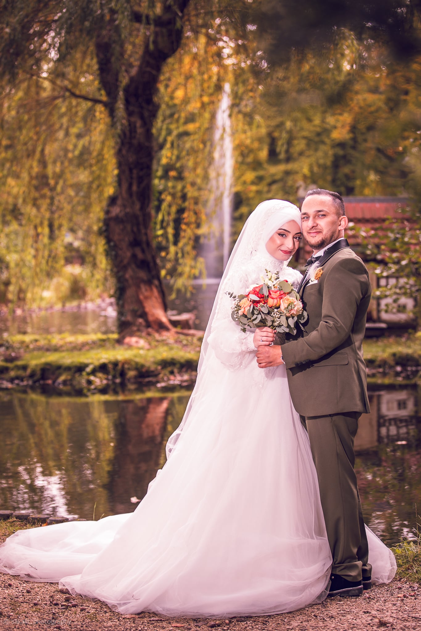 Brautpaar bei einer Hochzeit im Grünen — 3