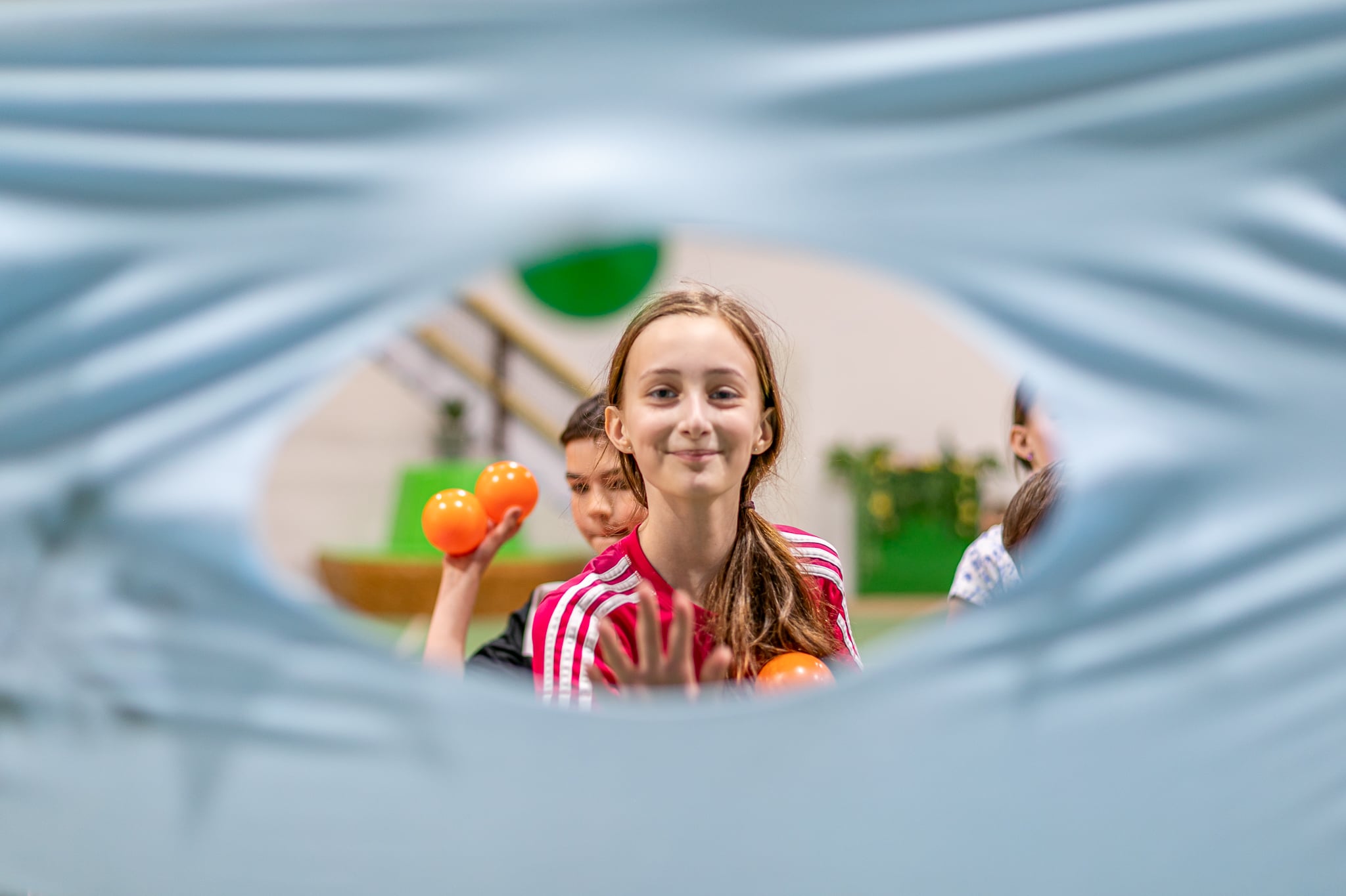Lachendes Kind bei einem natürlichen Fotoshooting — 2
