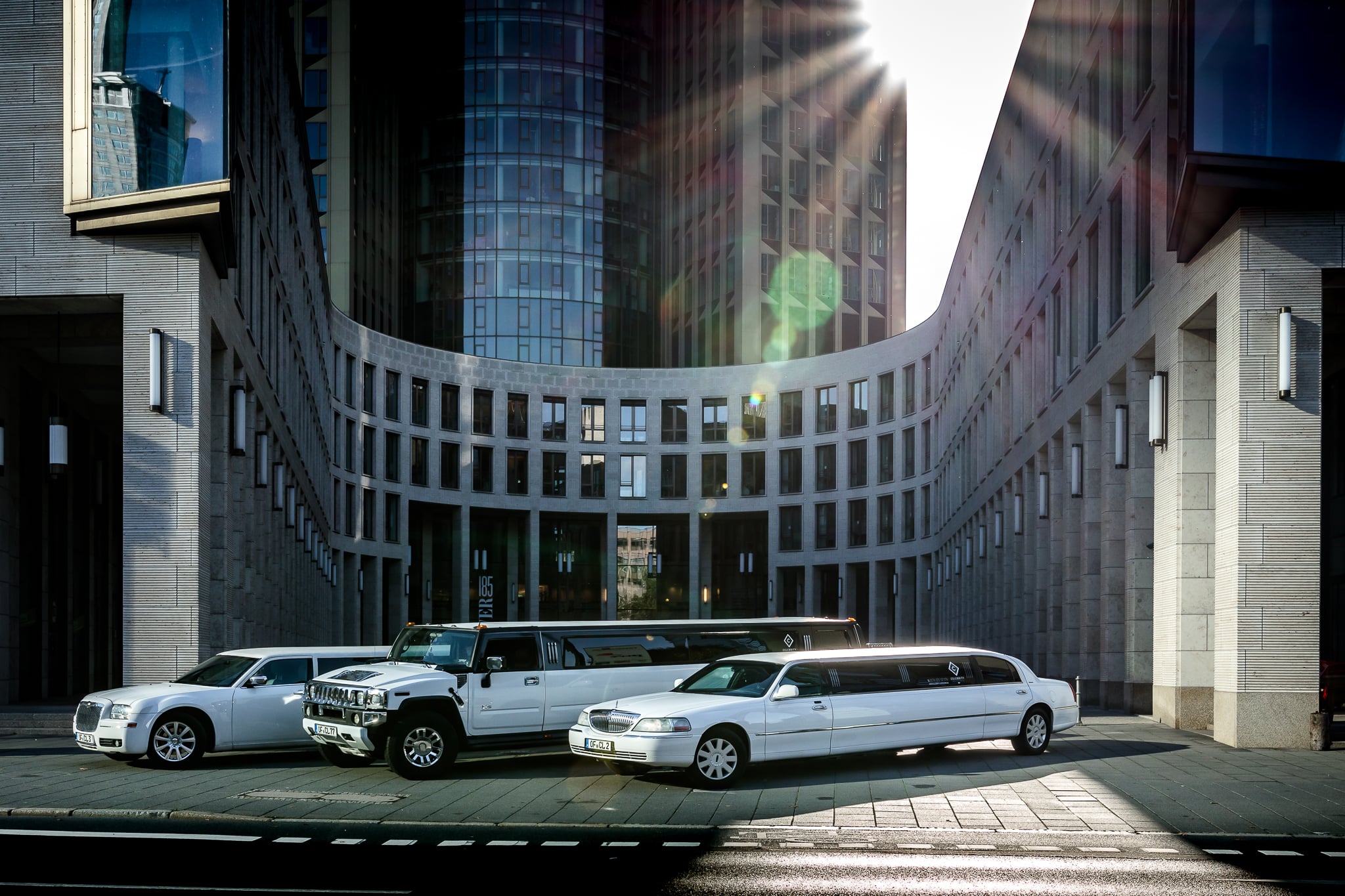 Pinke Stretchlimousine vor dem Frankfurter Hof — 4