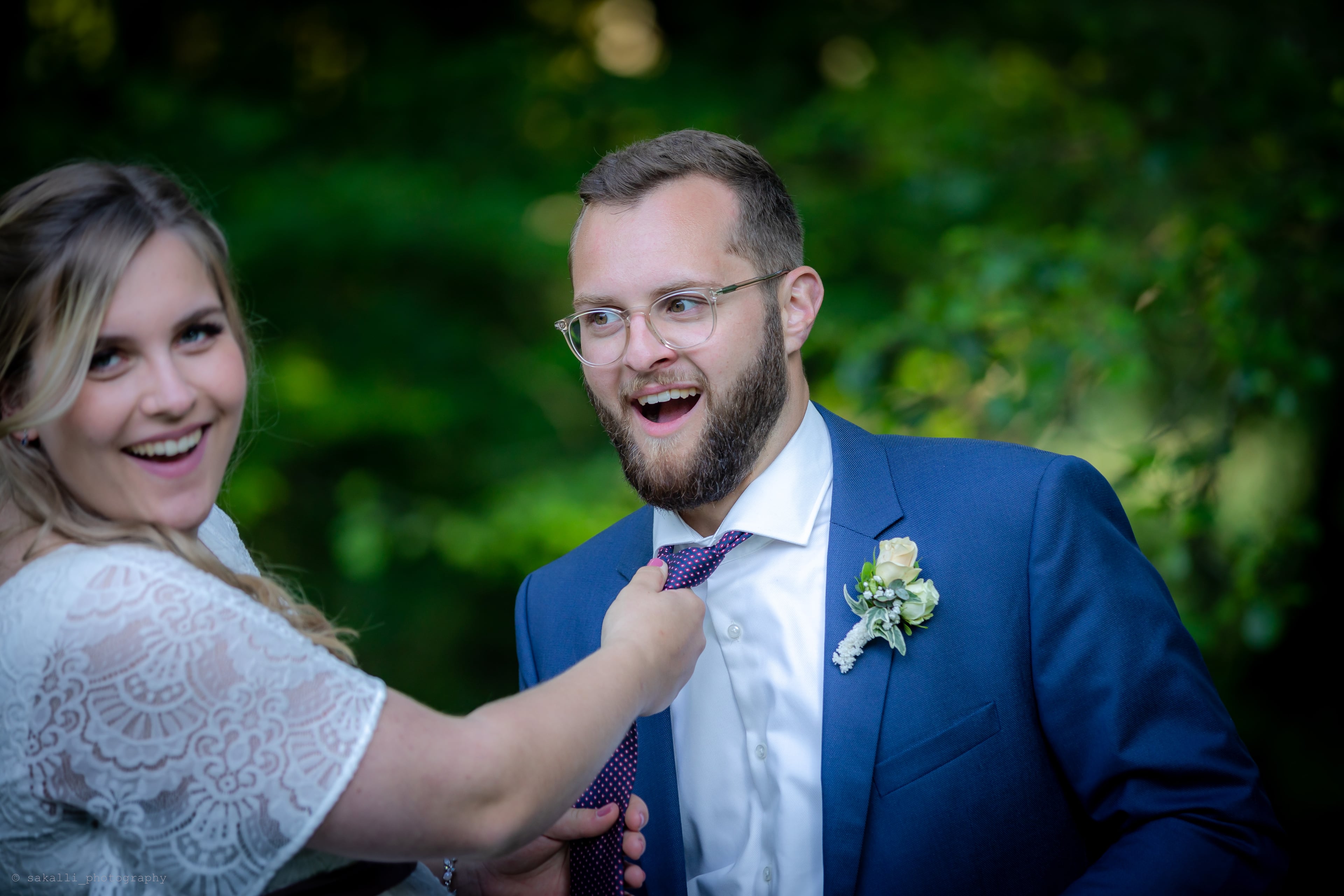 Brautpaar bei einer Hochzeit im Grünen — 17