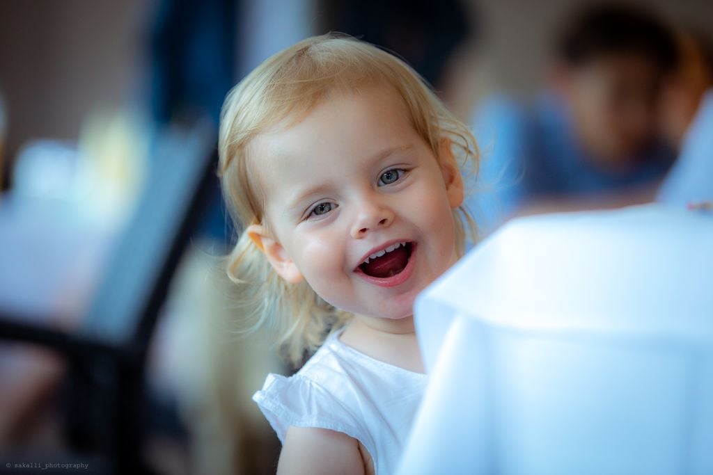 Lachendes Kind bei einem natürlichen Fotoshooting