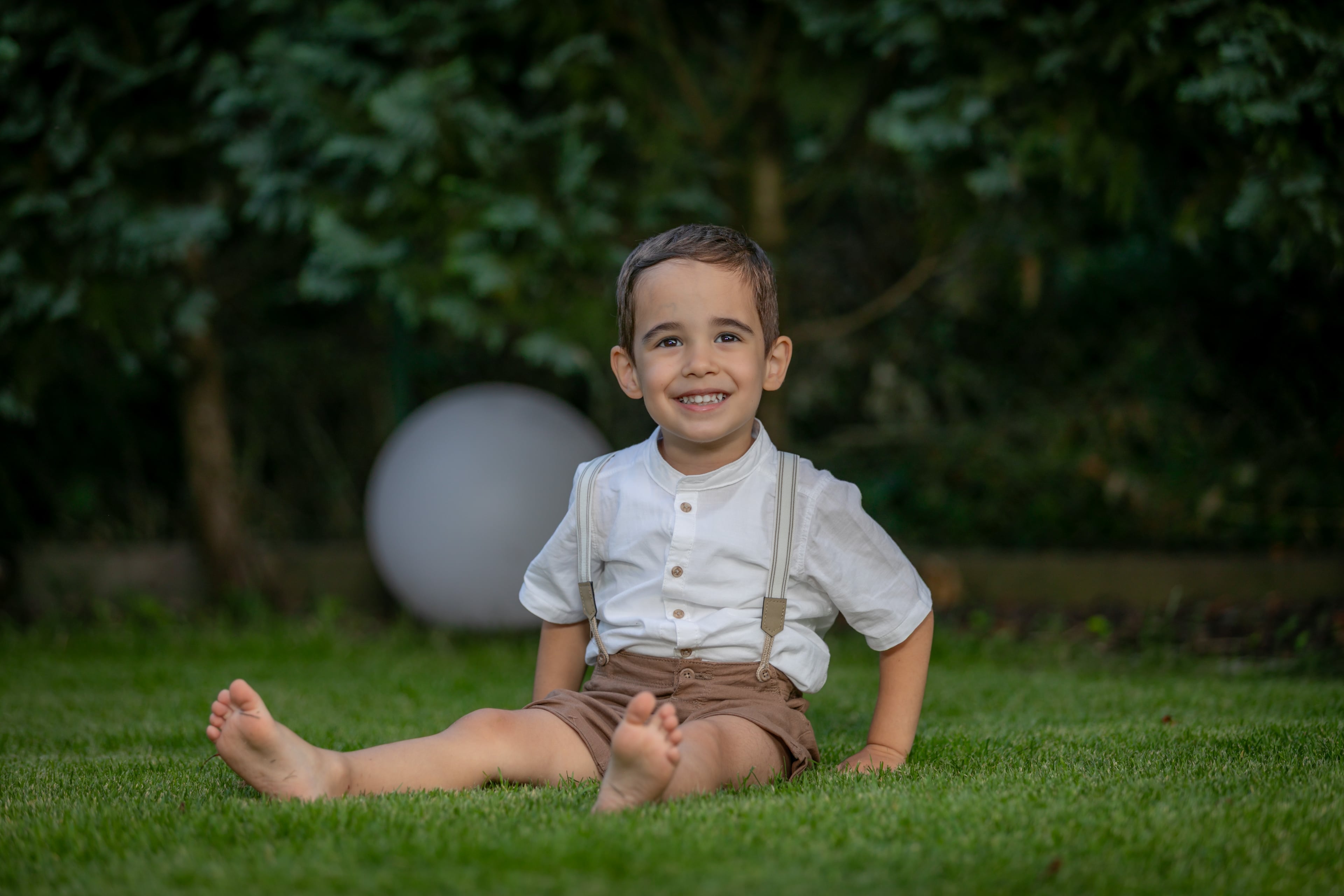 Lachendes Kind bei einem natürlichen Fotoshooting — 7