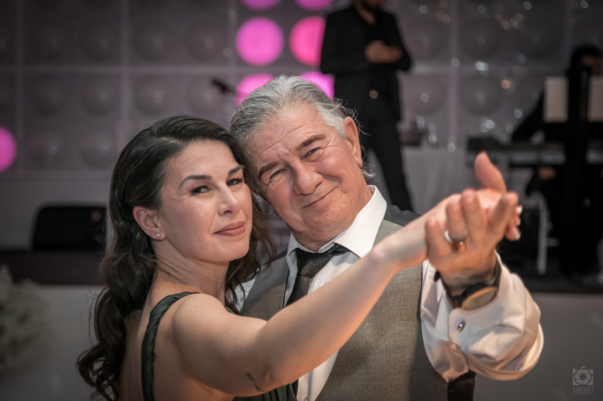 Молодожёны празднуют с конфетти и гостями — 15