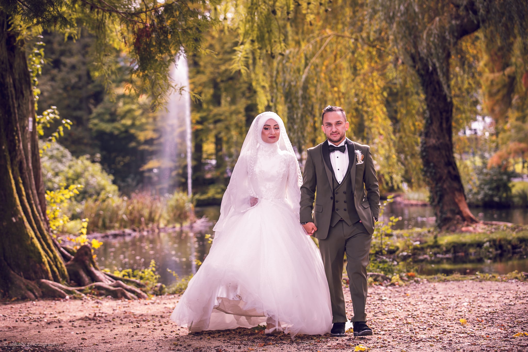 Brautpaar bei einer Hochzeit im Grünen — 7
