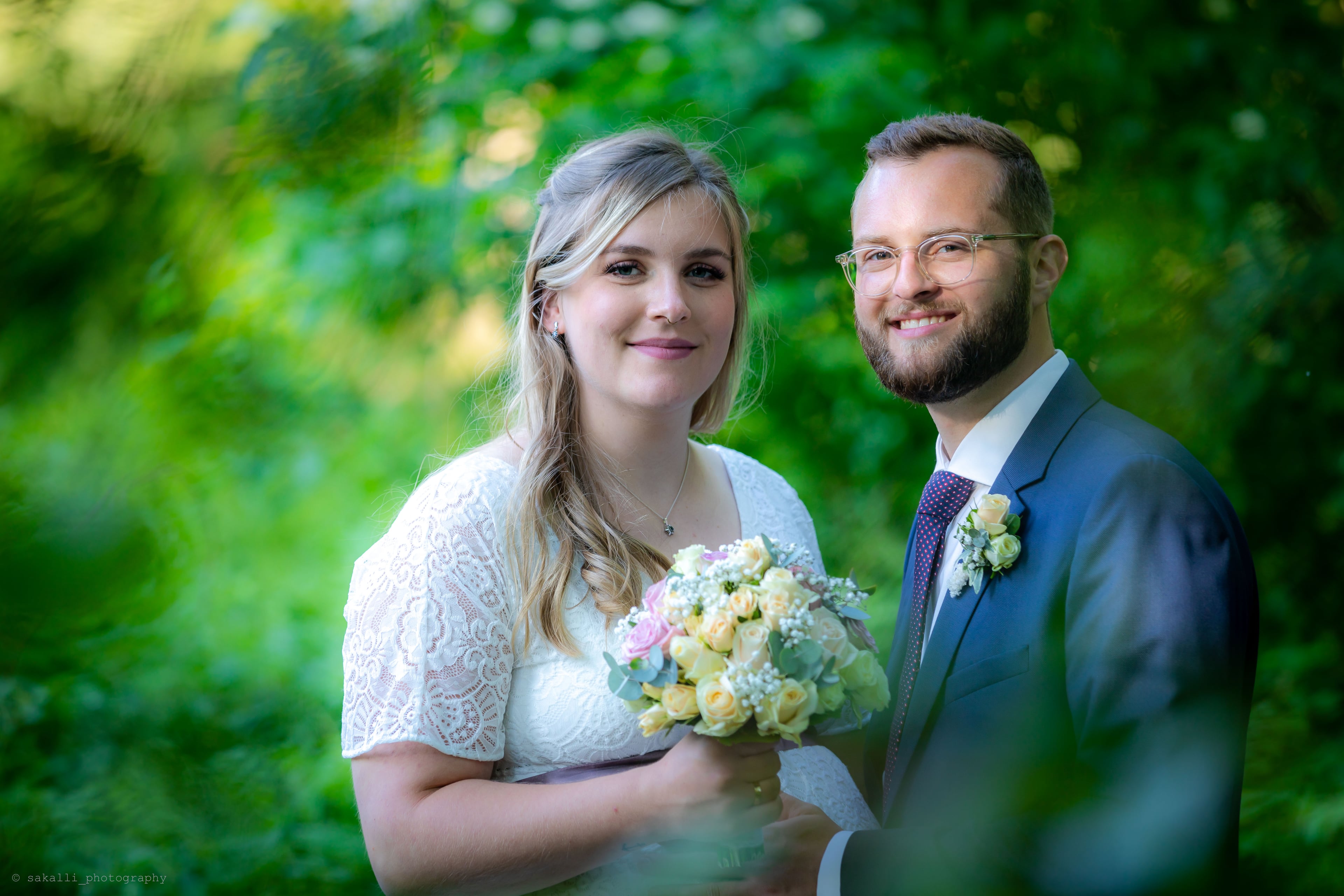 Brautpaar bei einer Hochzeit im Grünen — 16
