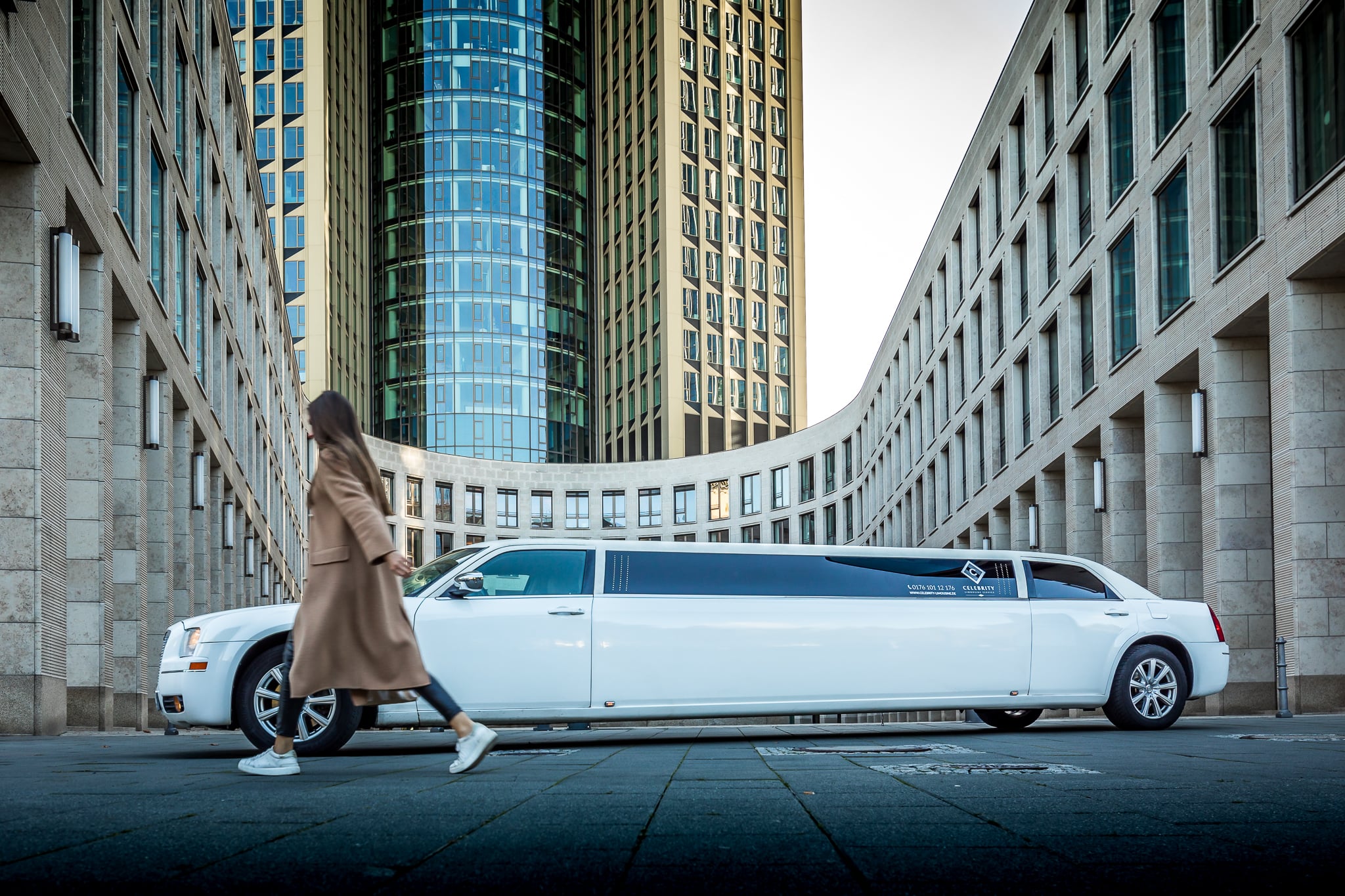 Pinke Stretchlimousine vor dem Frankfurter Hof — 6
