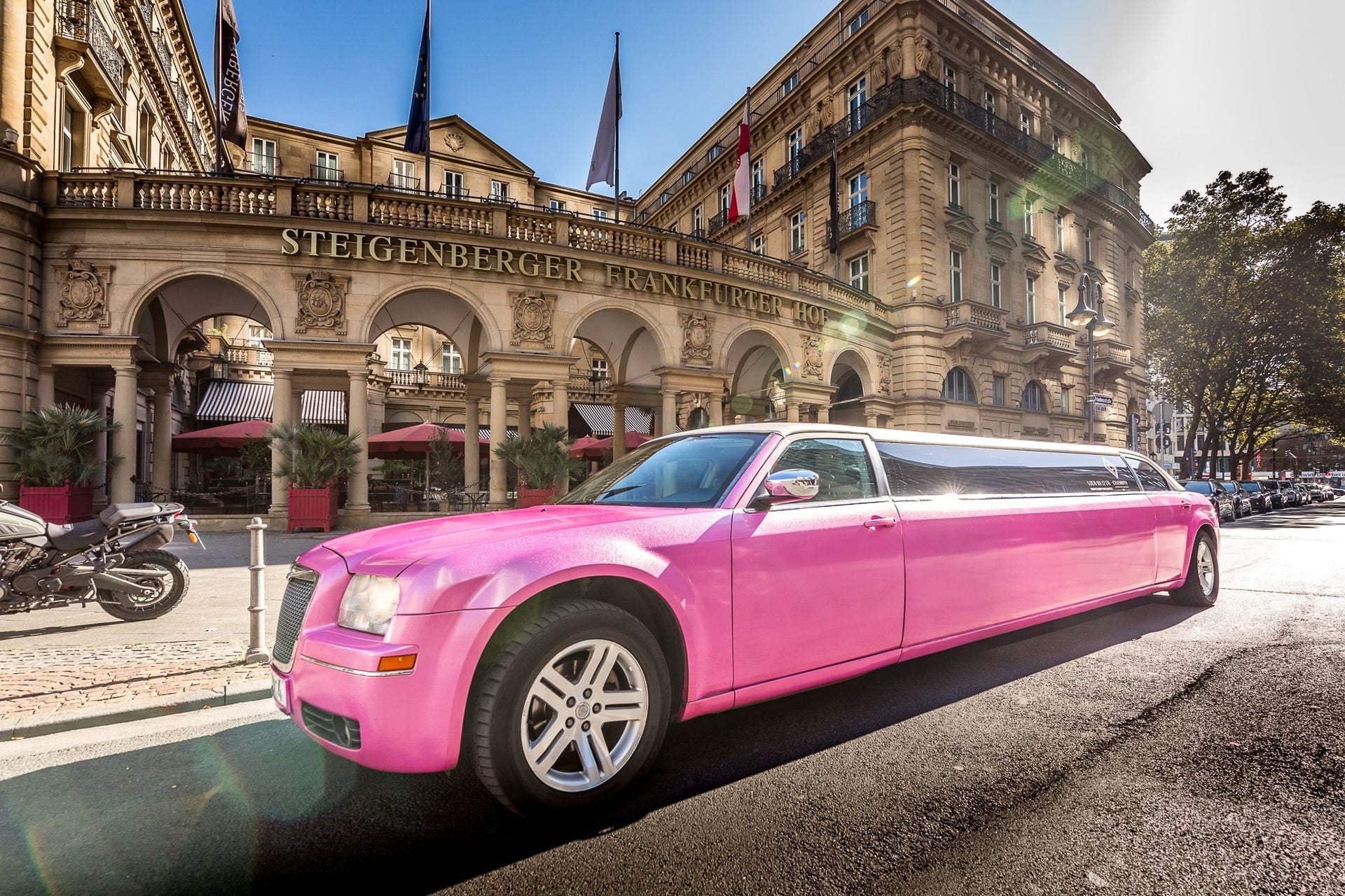 Pinke Stretchlimousine vor dem Frankfurter Hof