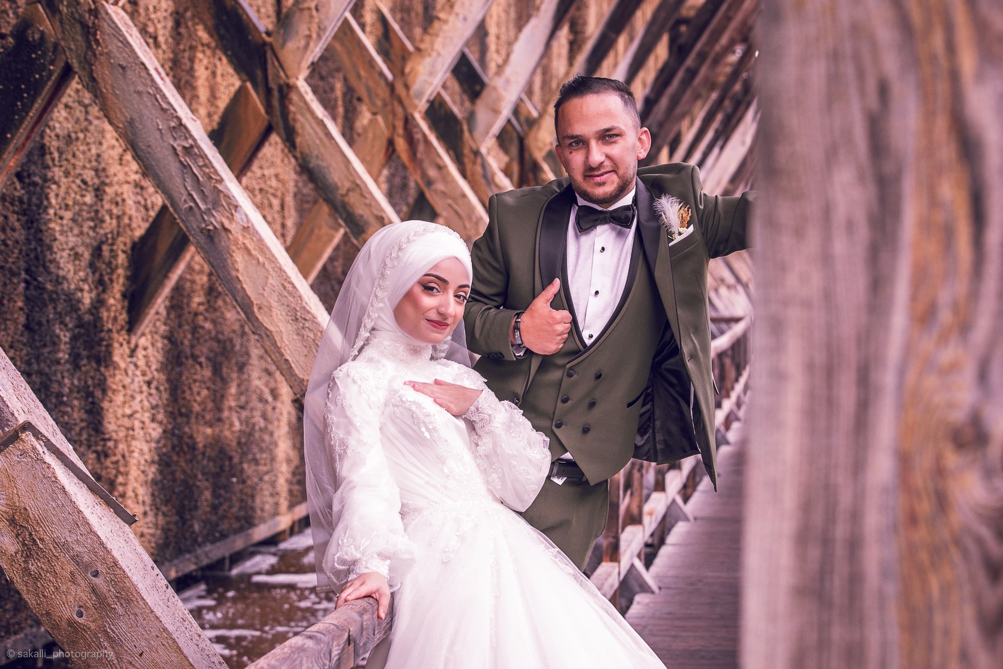 Brautpaar bei einer Hochzeit im Grünen — 11