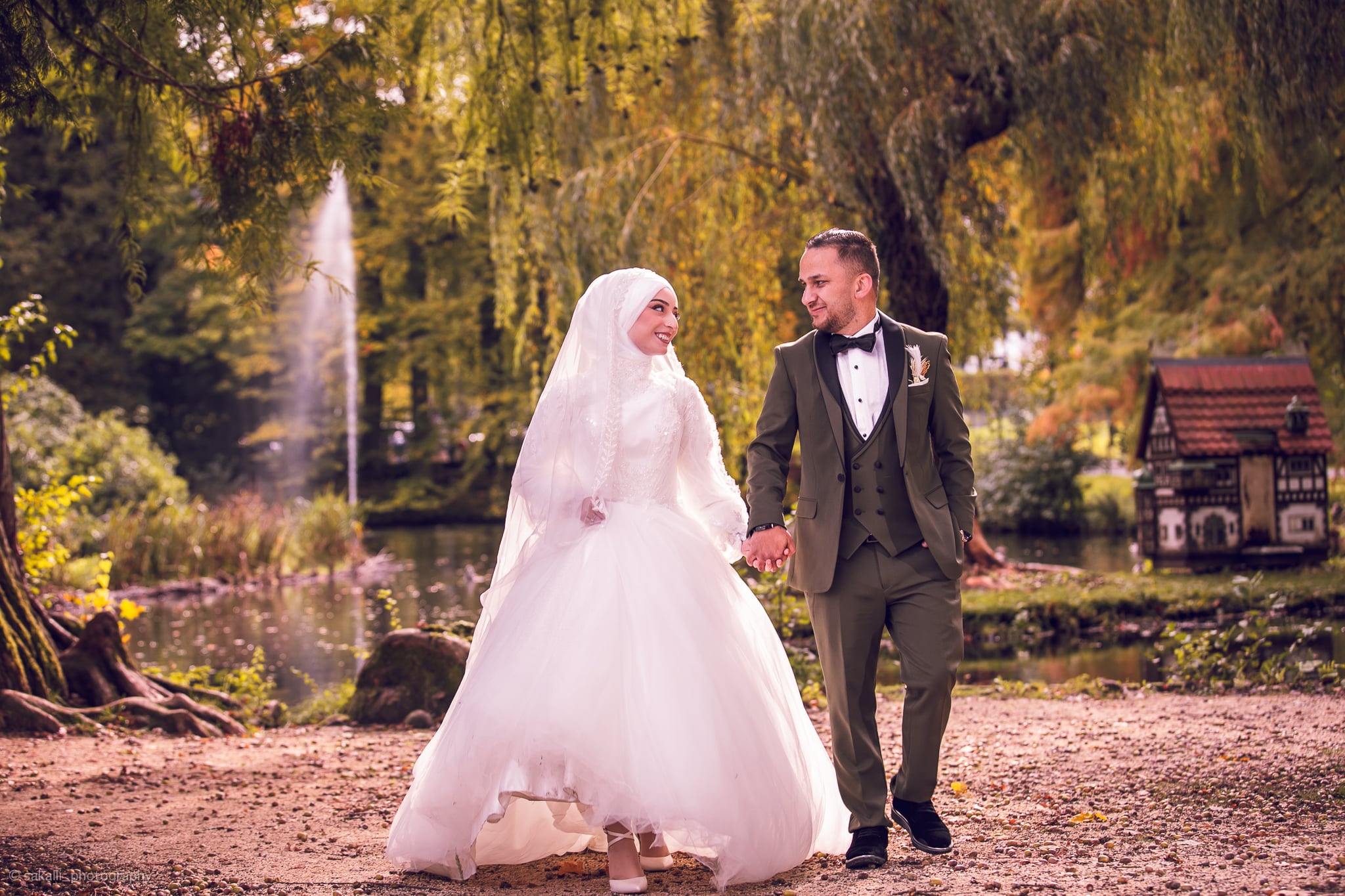 Brautpaar bei einer Hochzeit im Grünen — 9