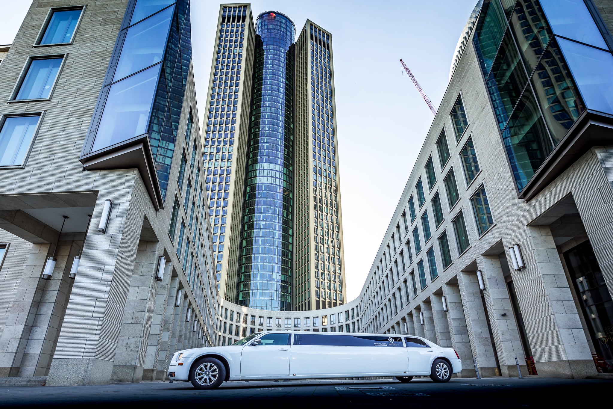 Pinke Stretchlimousine vor dem Frankfurter Hof — 5