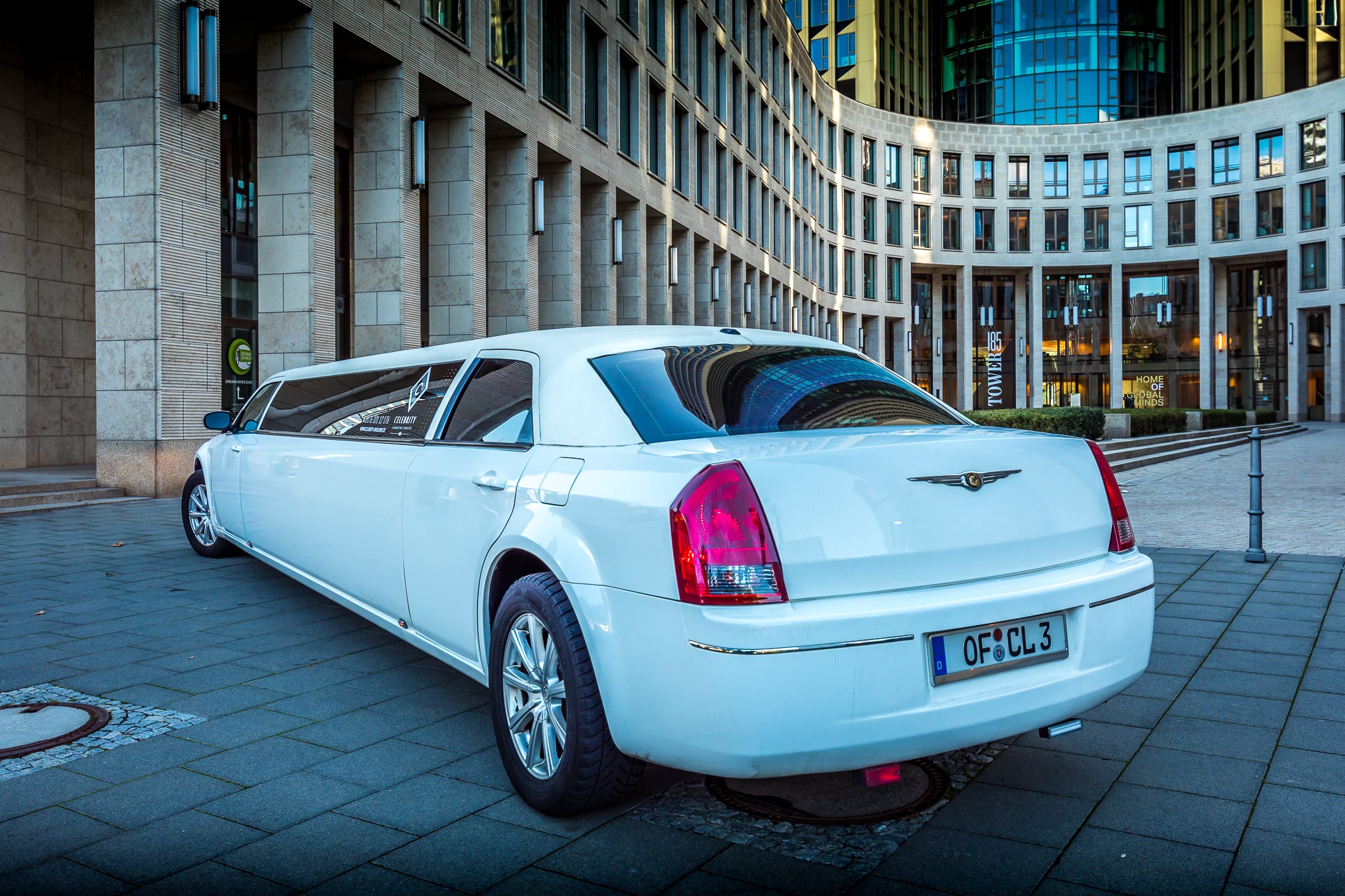 Pinke Stretchlimousine vor dem Frankfurter Hof — 2