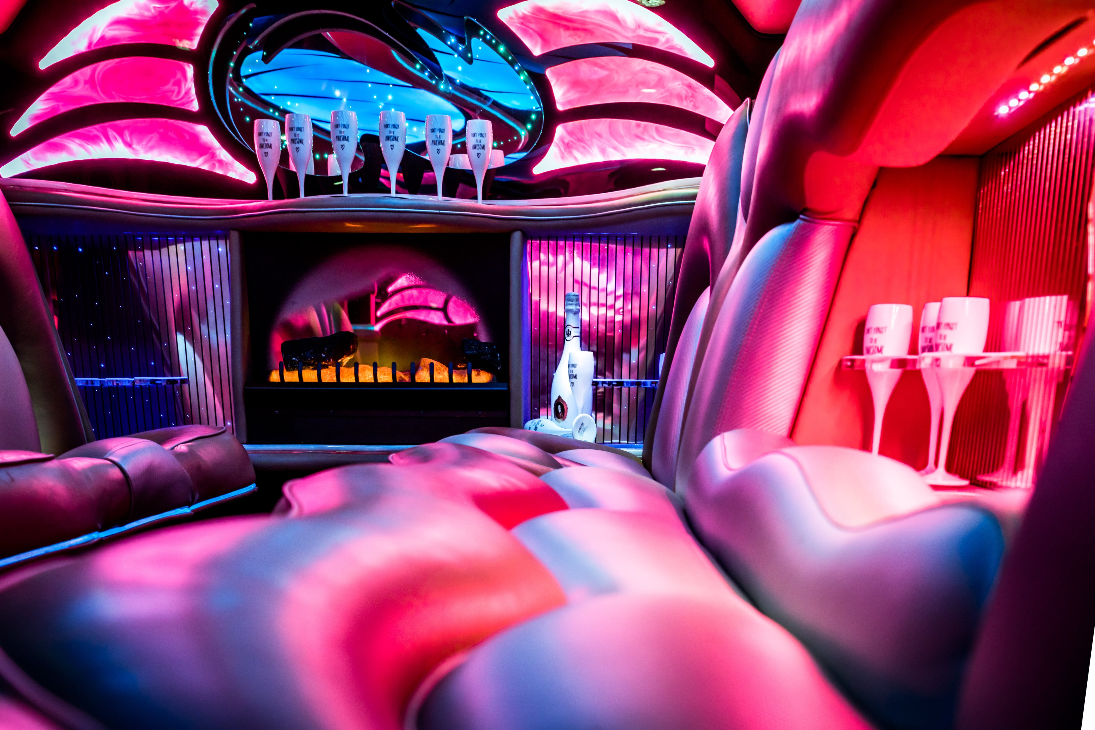 Pinke Stretchlimousine vor dem Frankfurter Hof — 7