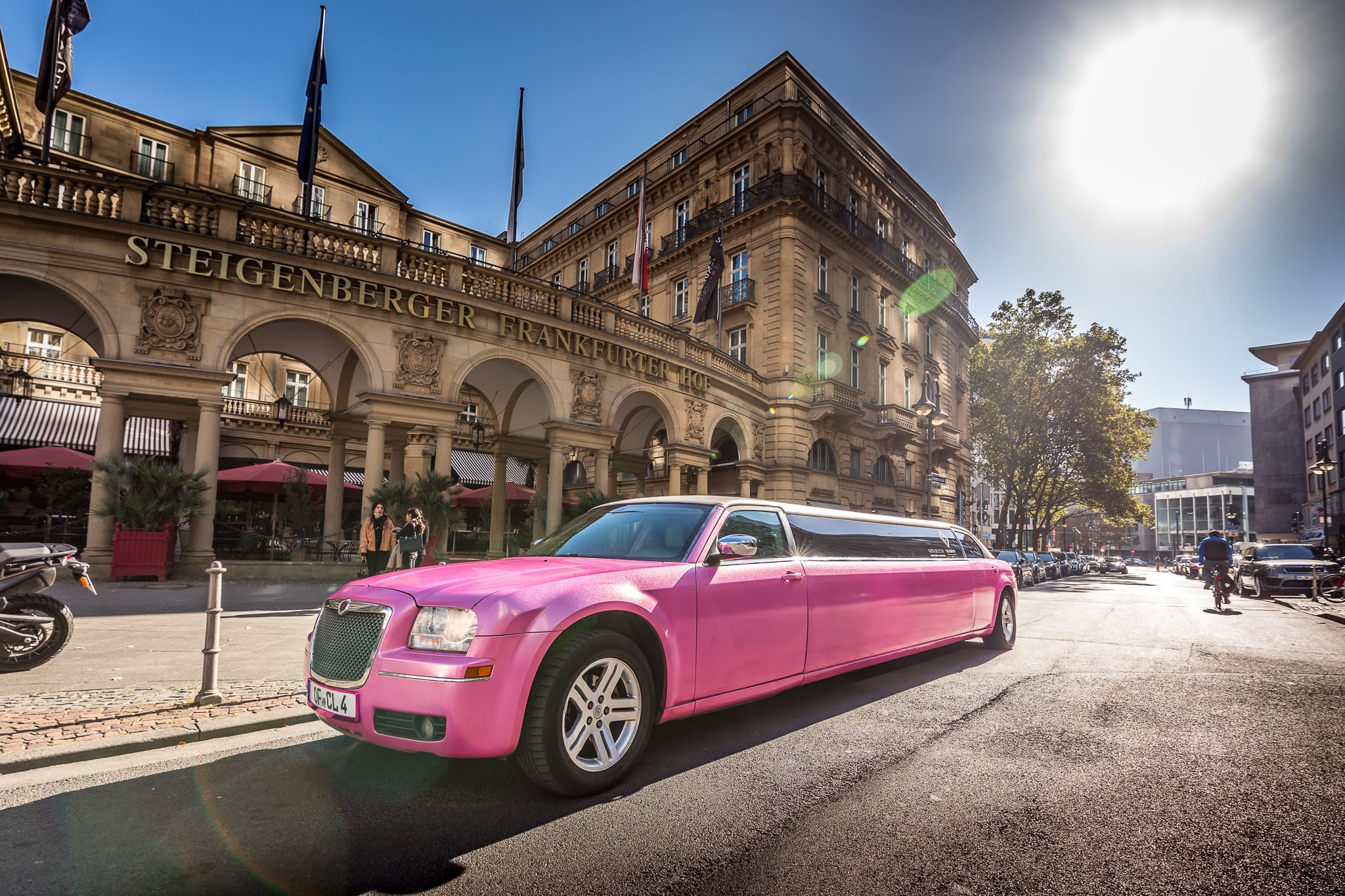 Pinke Stretchlimousine vor dem Frankfurter Hof — 3