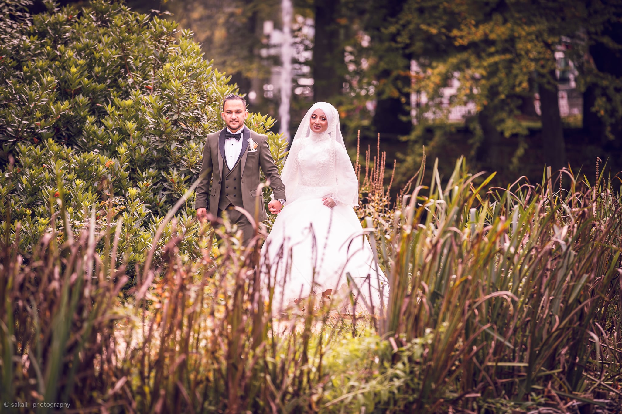 Brautpaar bei einer Hochzeit im Grünen — 8
