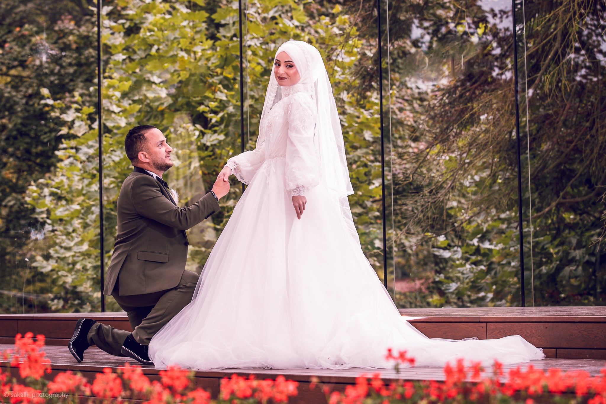 Brautpaar bei einer Hochzeit im Grünen — 5