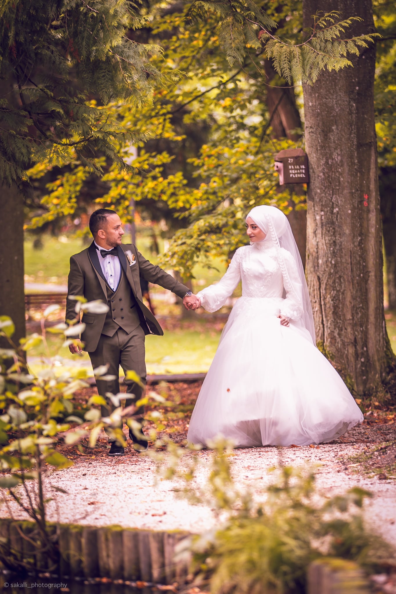 Brautpaar bei einer Hochzeit im Grünen — 4