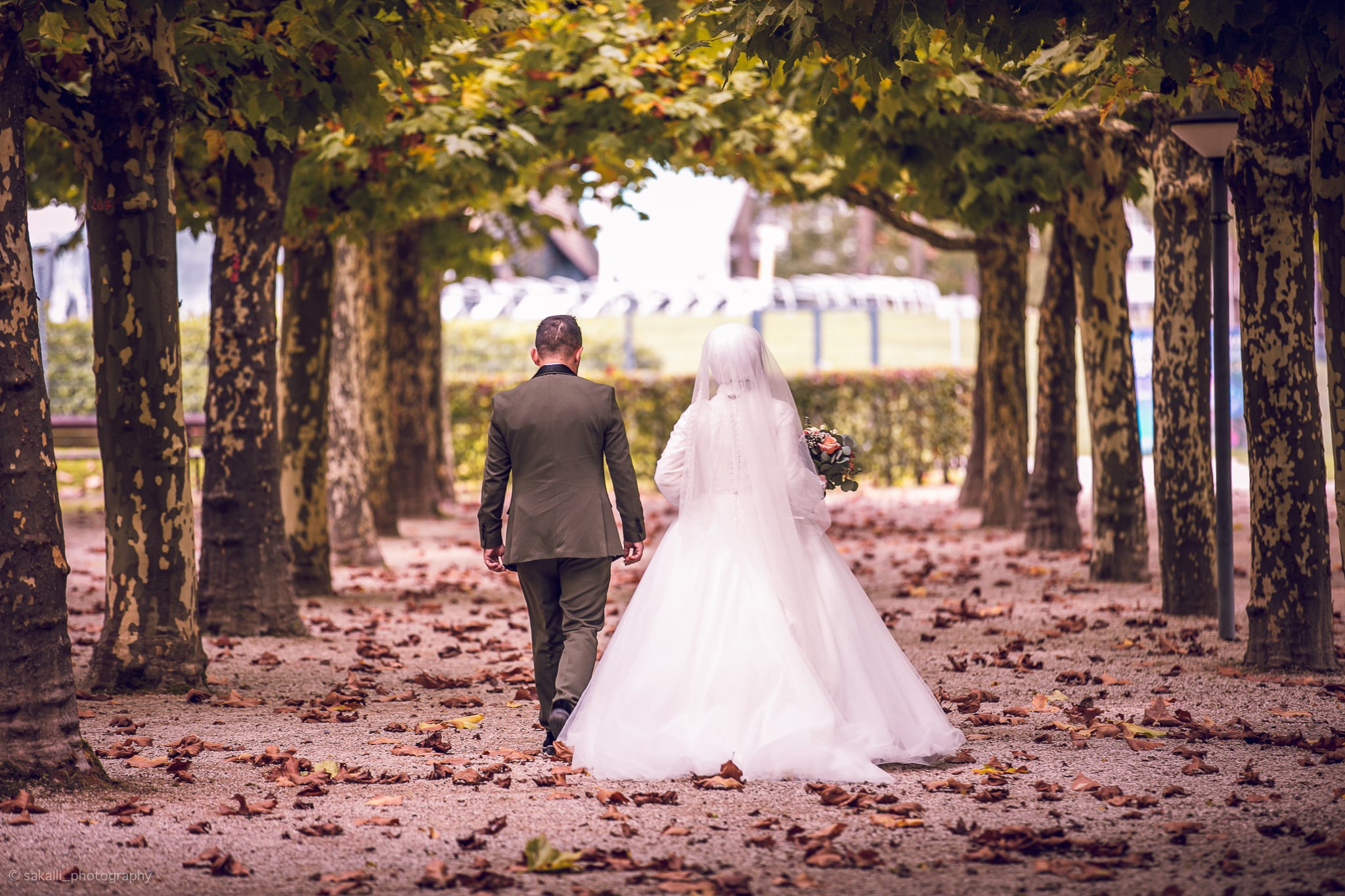 Brautpaar bei einer Hochzeit im Grünen