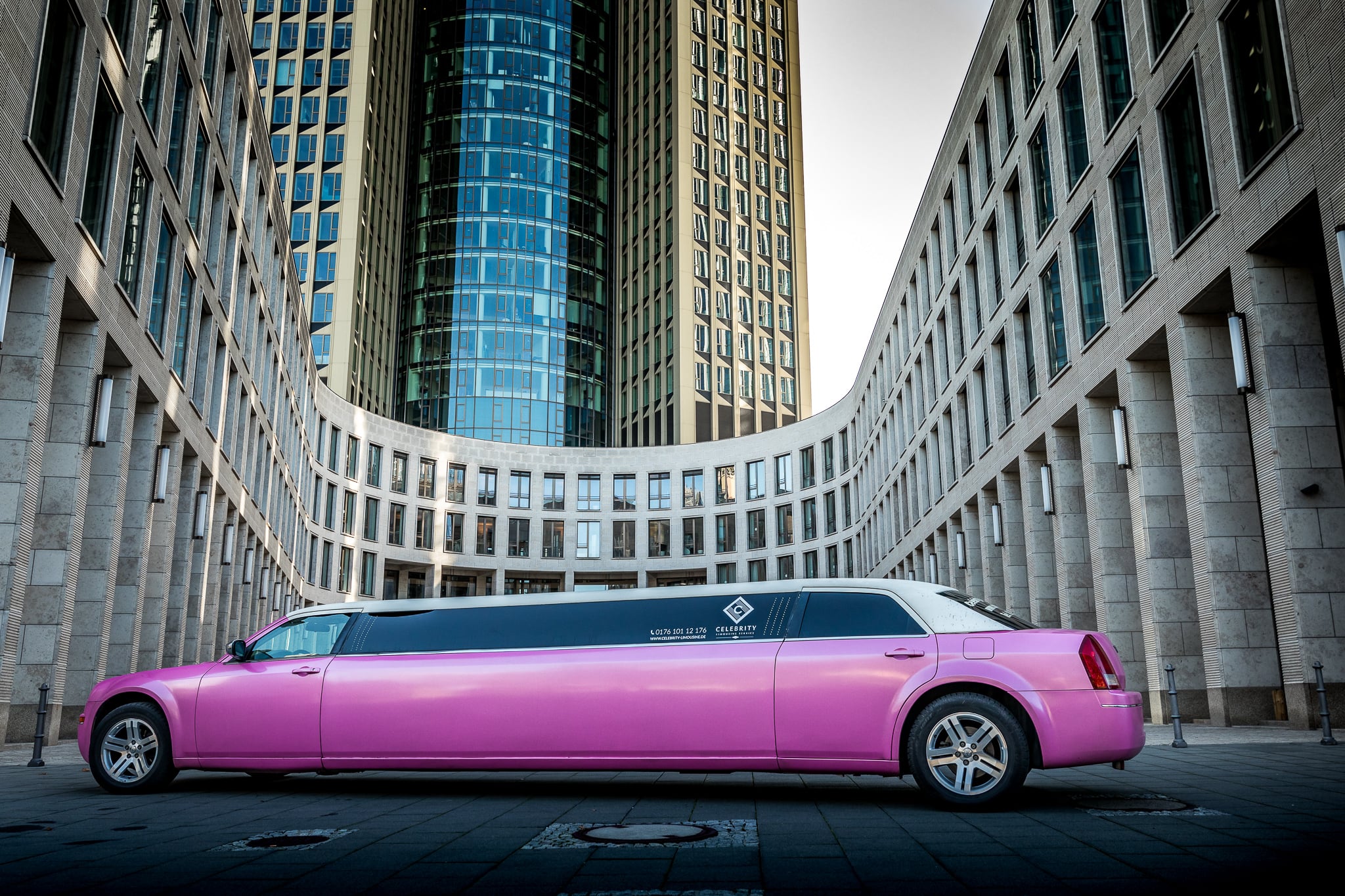 Pinke Stretchlimousine vor dem Frankfurter Hof — 1