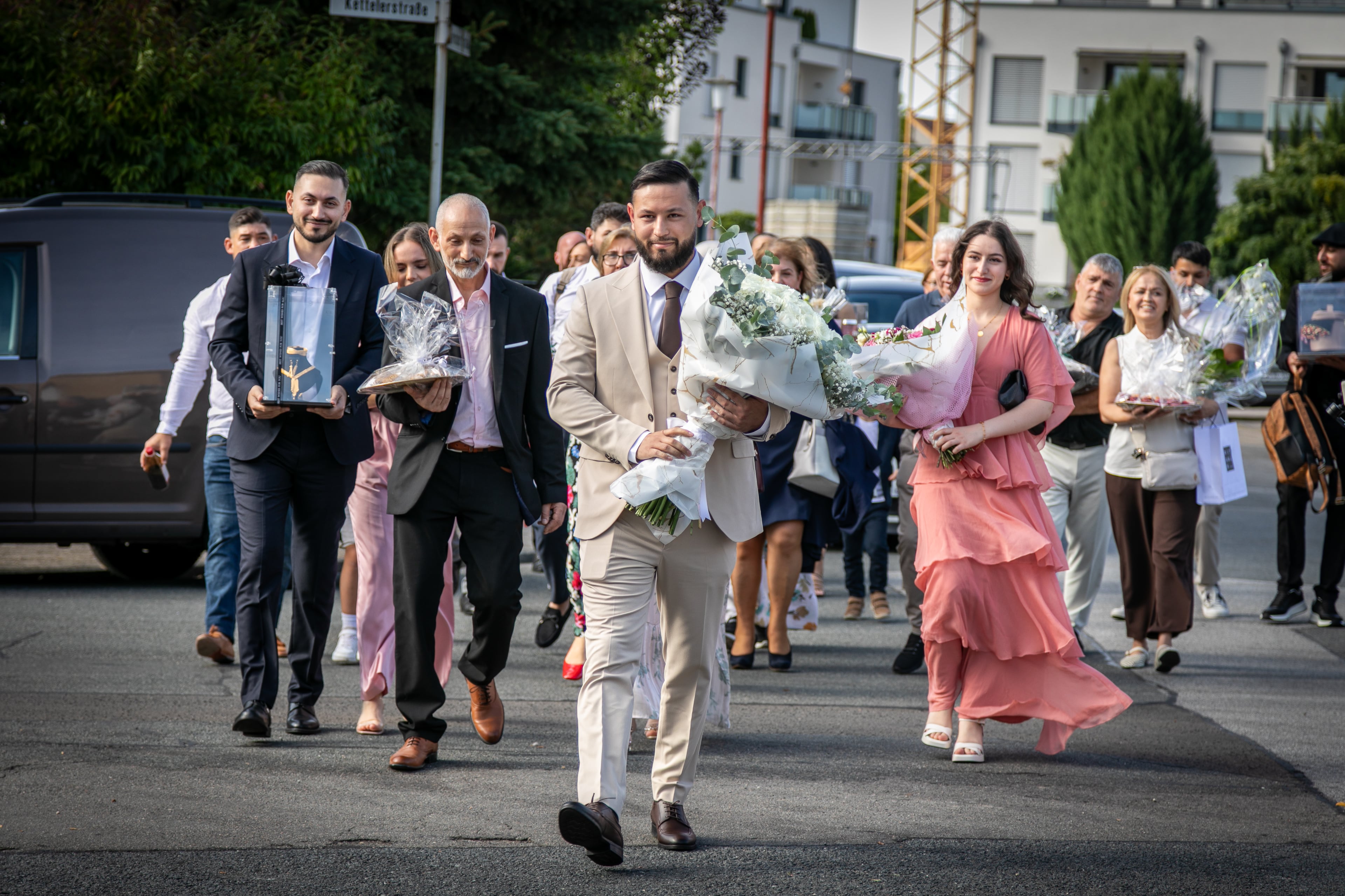 Brautpaar bei einer Hochzeit im Grünen — 2